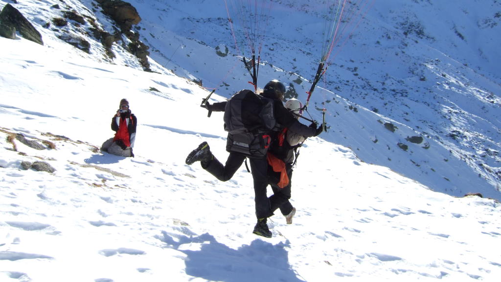 Snowboarding and paragliding in Chamonix